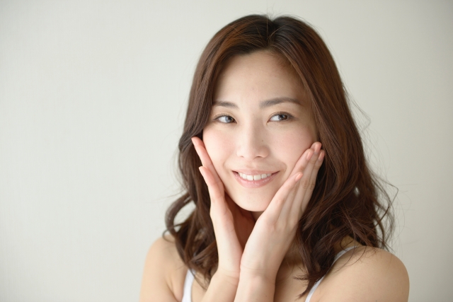肌に手を当てる女性