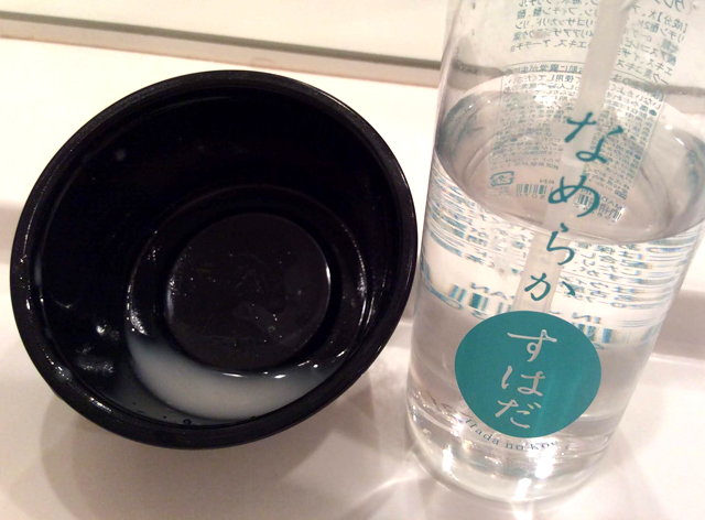 残った汚れが「なめらかすはだ」を白く濁らせます